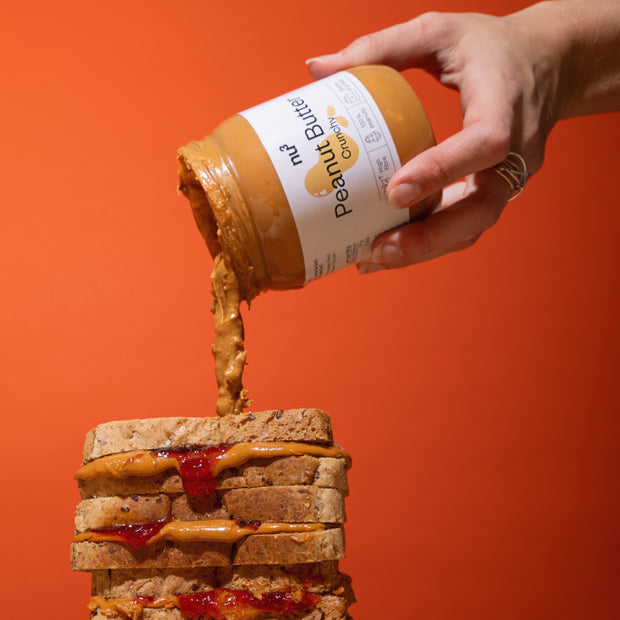 peanutbutter tropft auf belegte Toasts