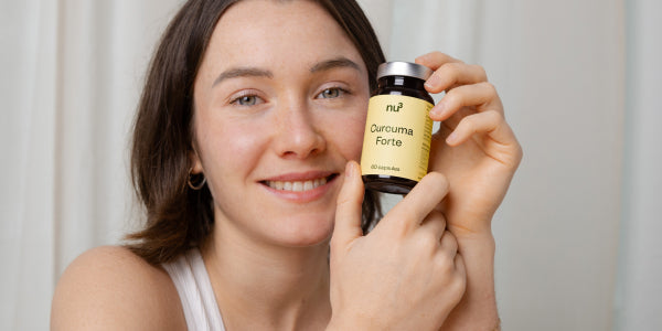 Frau mit Curcuma Packung