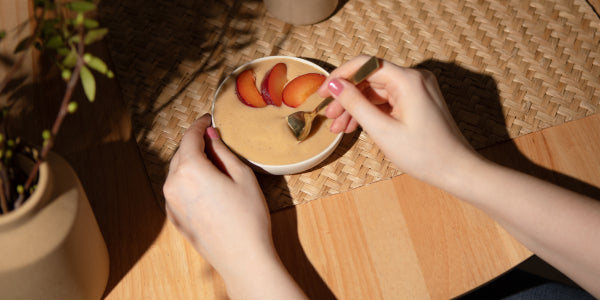 Smoothie-Bowl mit Maca-Pulver