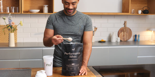 Mann mit Performance Whey